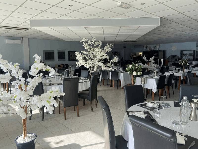 Salle de repas avec des décors floral