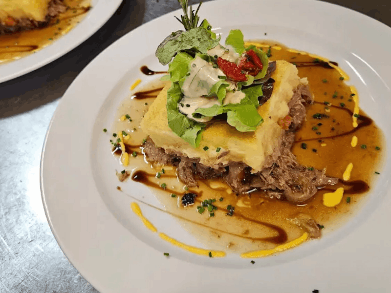 Plat avec de la viande du restaurant